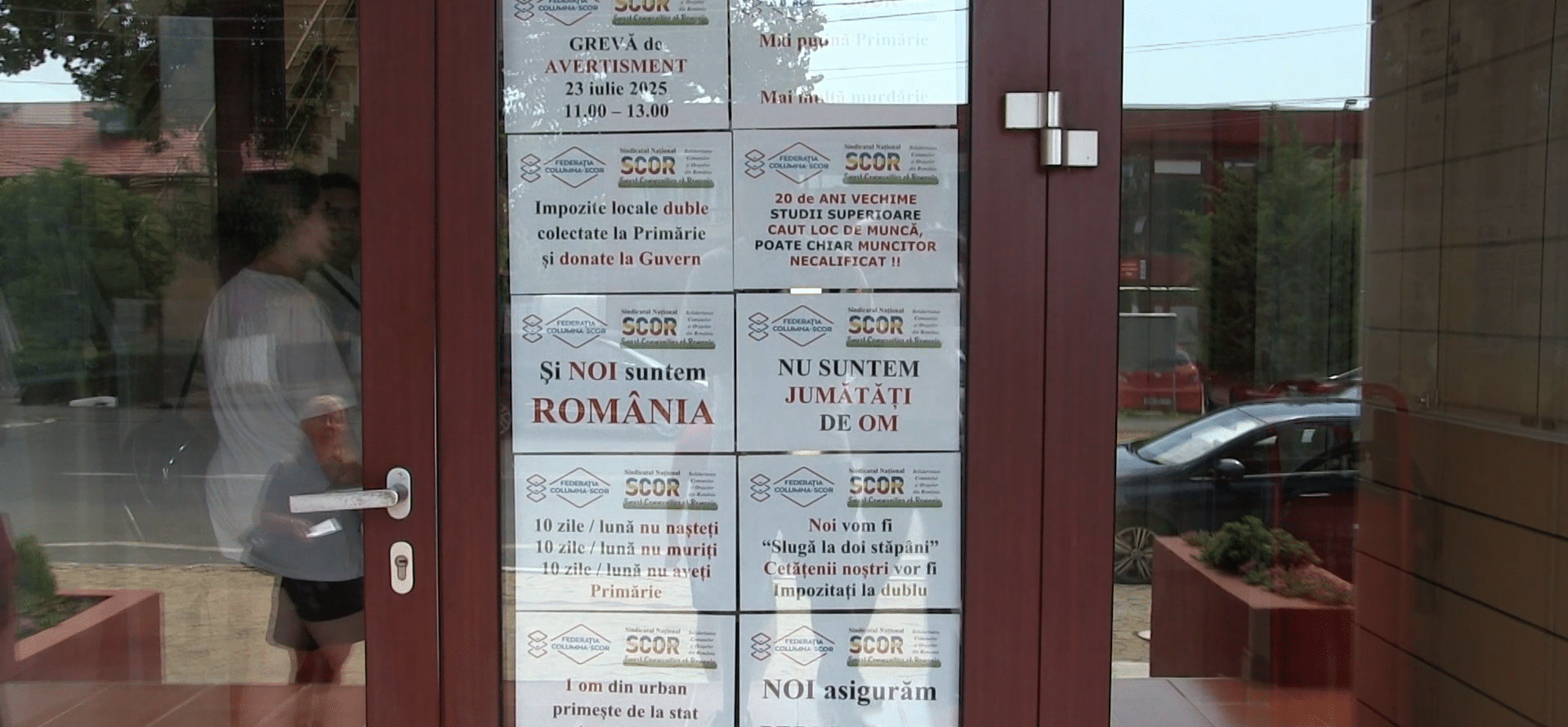 Protest cu banderole albe în 14 primării din județul Constanța: funcționarii amenință cu greva generală