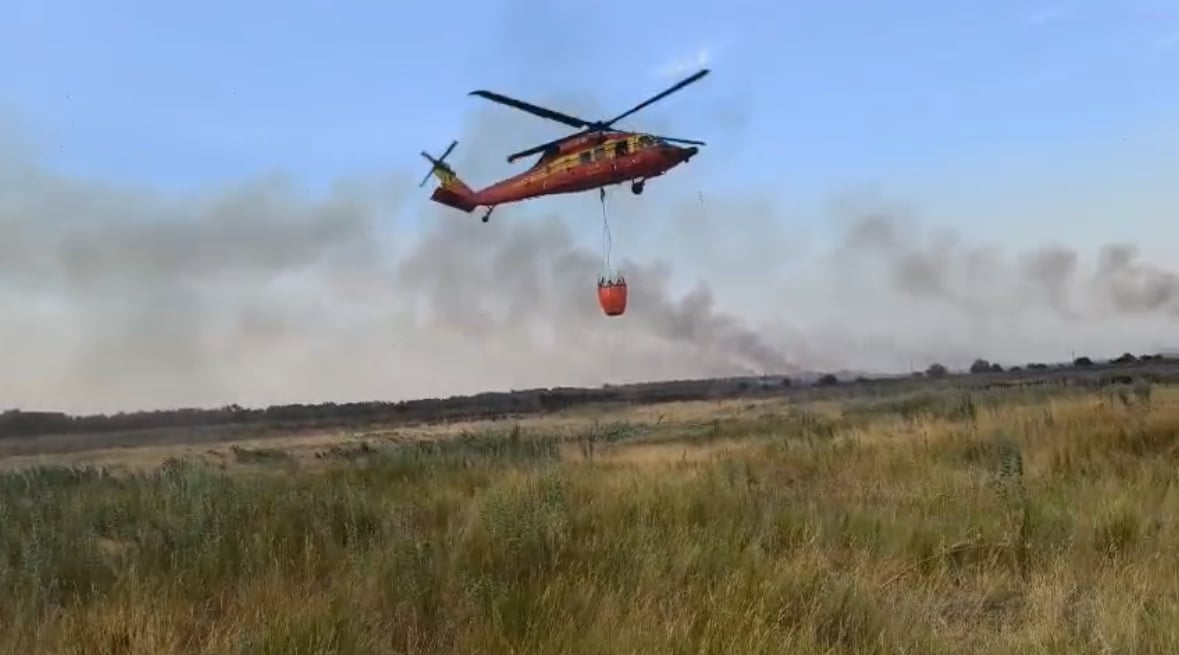 FOTO/VIDEO: Incendiu de proporții provocat de o pasăre electrocutată. 1000 de hectare de vegetație, cuprinse de flăcări. A fost nevoie de intervenția elicopterului Black Hawk