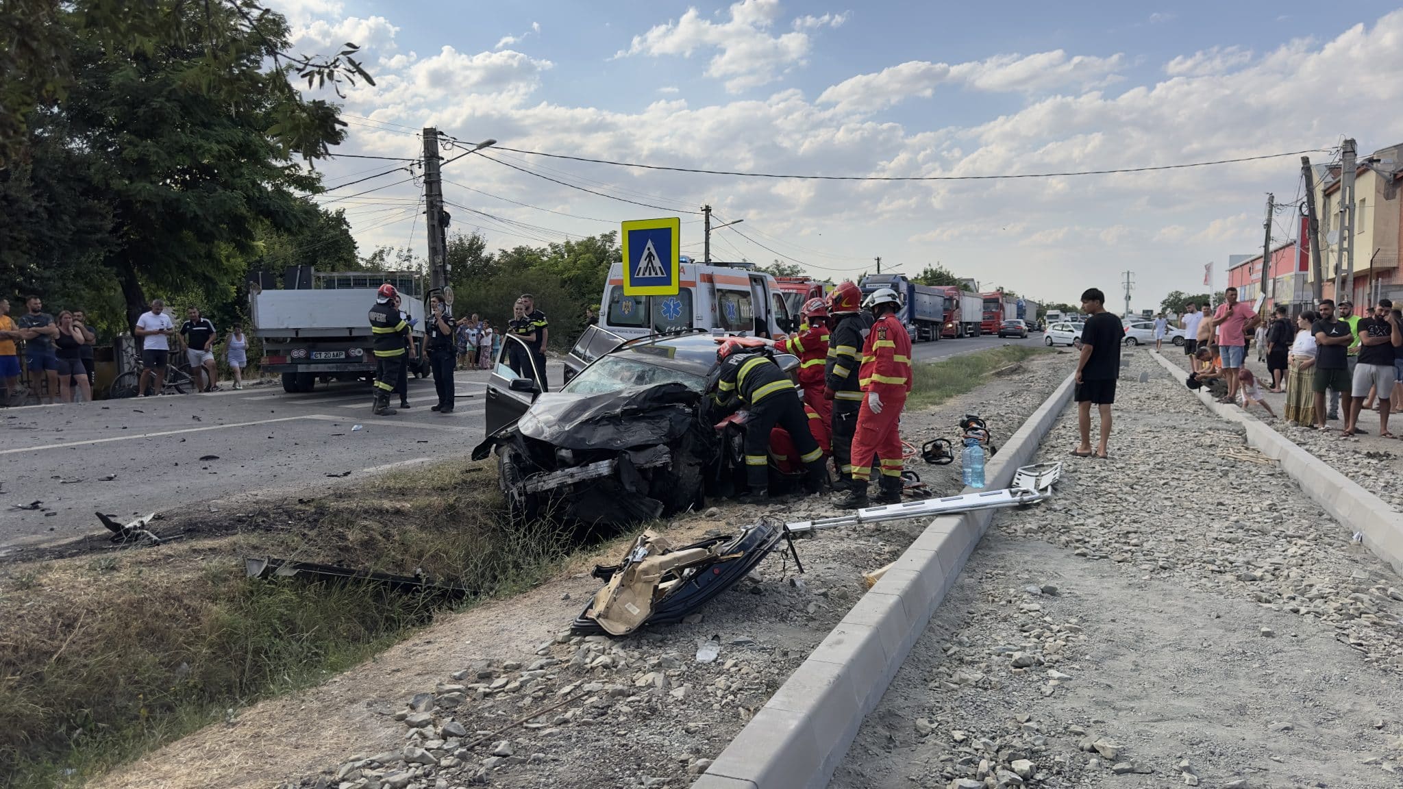 UPDATE. FOTO/VIDEO: Accident rutier la ieșire din Murfatlar spre Poarta Alba: două mașini implicate, o victimă încarcerată