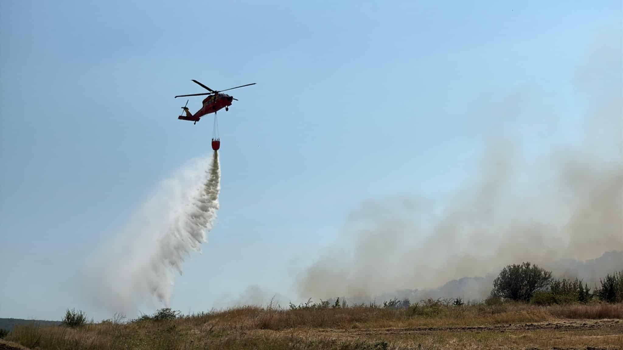FOTO/VIDEO: Incendii în lanț în Tulcea: Păduri și gospodării în pericol, elicopter și zeci de pompieri mobilizați