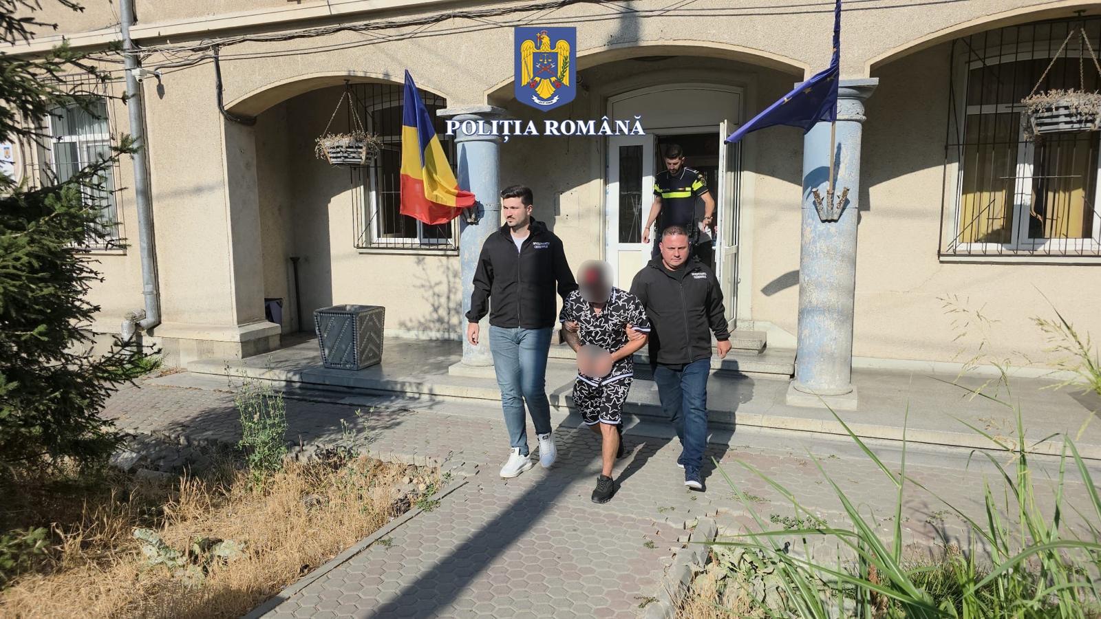 VIDEO: Tânăr de 27 de ani, reținut după ce a spart locuințele mai multor persoane din Medgidia