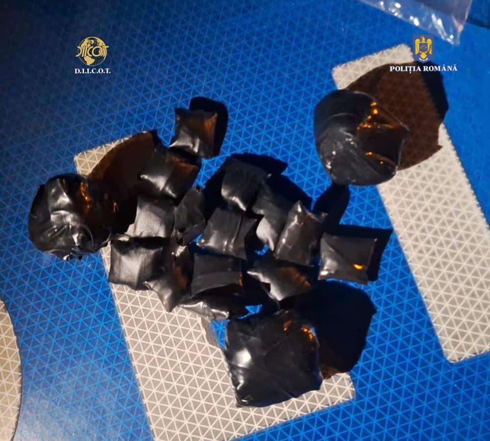 FOTO. Tânăr de 19 ani, prins cu droguri îngropate prin Constanța: Cocaină și canabis destinate vânzării online