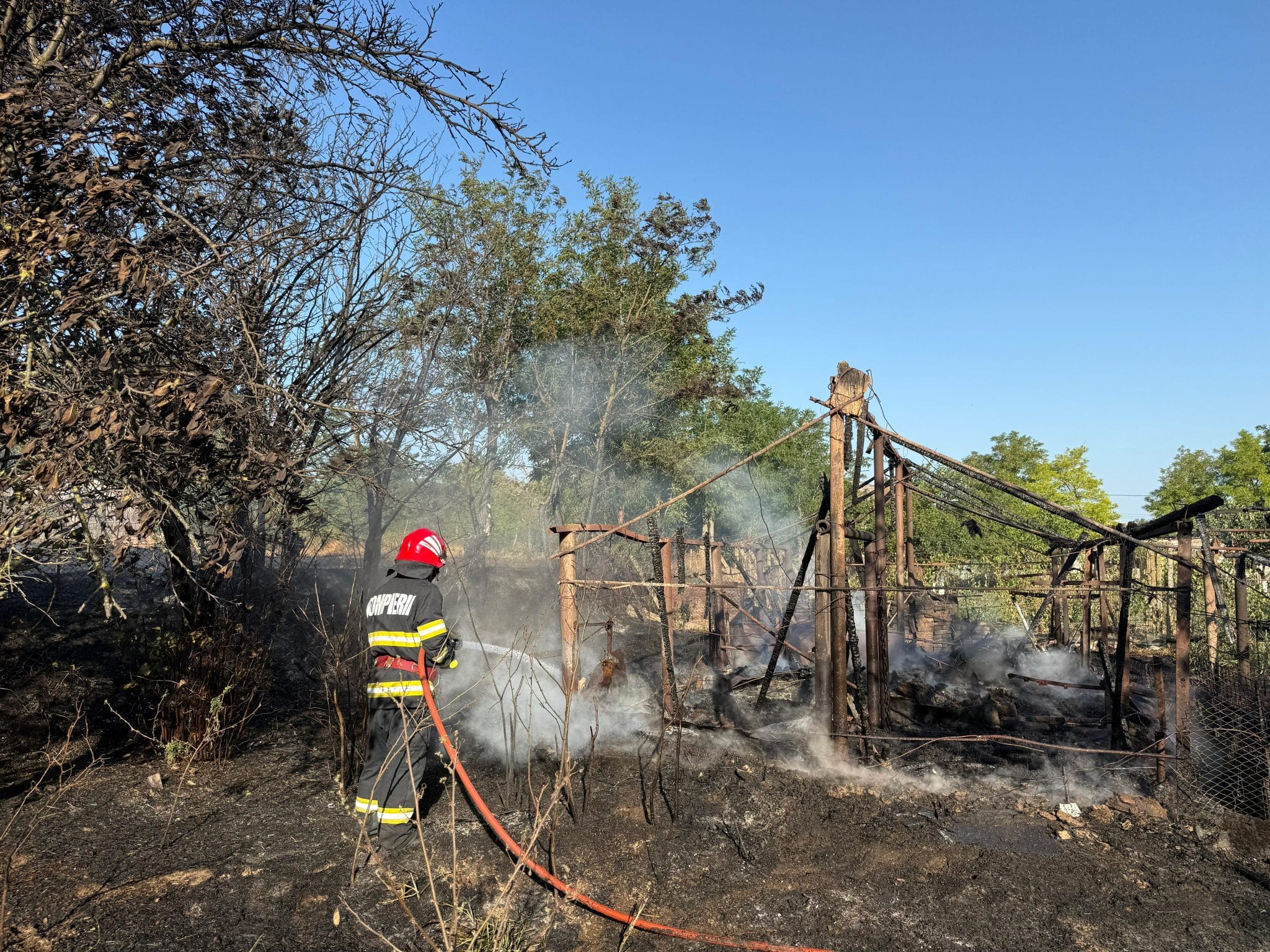 Incendiu violent în Beștepe, Tulcea, declanșat de efectul de lupă al unei bucăți de sticlă