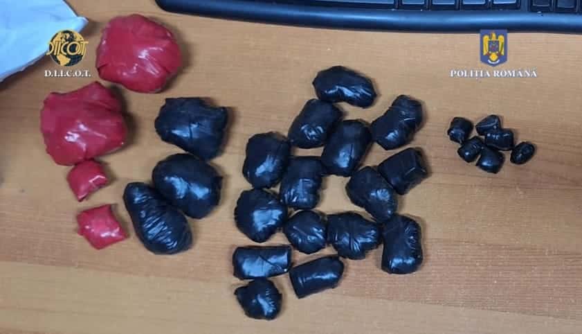 FOTO/VIDEO. Captură uriașă de droguri la Constanța: Un tânăr de 19 ani ascundea stupefiante prin oraș pentru vânzare online