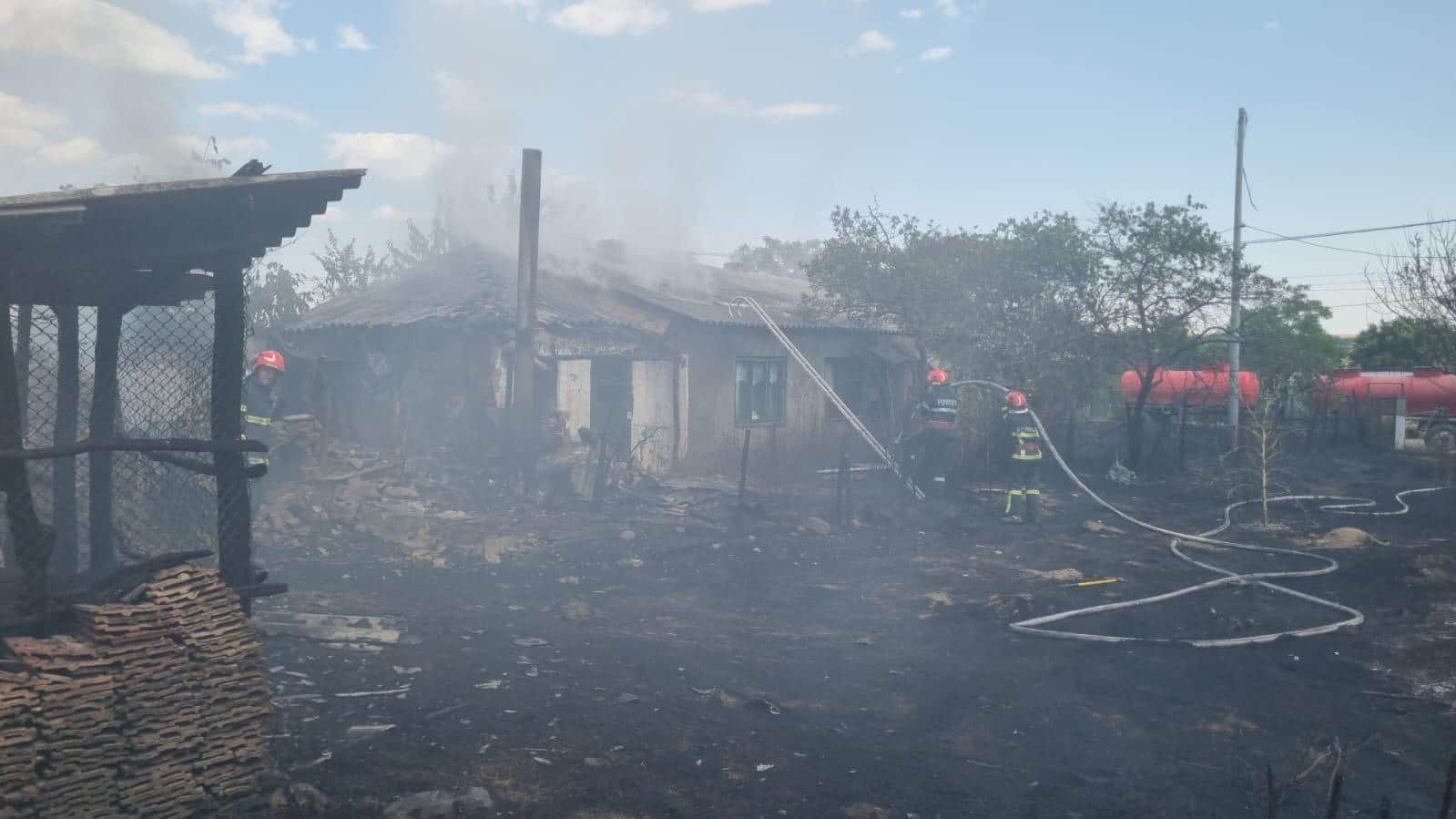 FOTO/VIDEO: Incendiu de vegetație în Casimcea. Flăcările au cuprins anexele a trei gospodării nelocuite