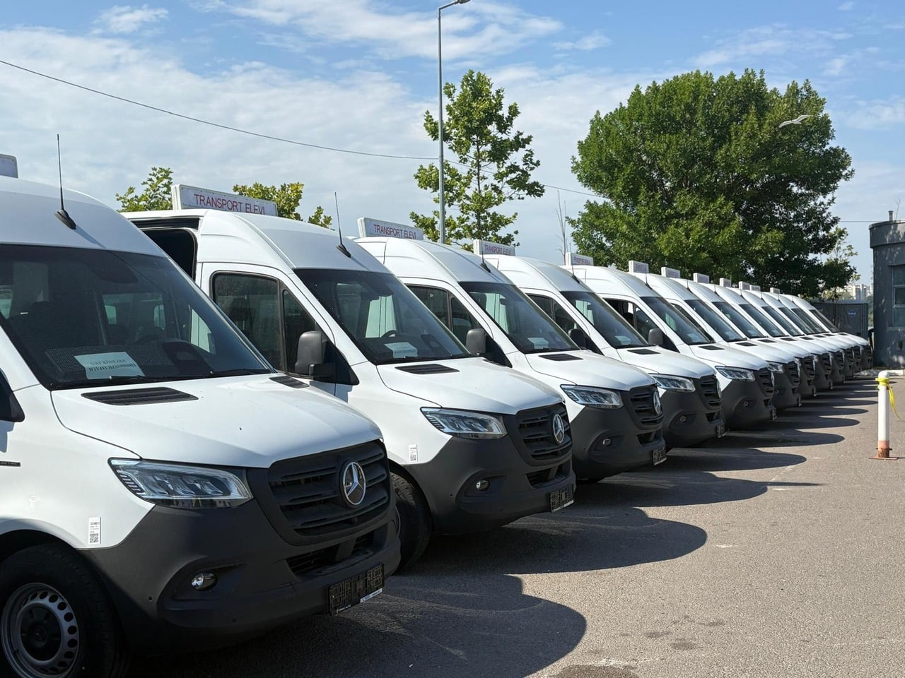 FOTO: 25 de microbuze electrice au fost livrate oficial pentru transportul elevilor din mediul rural constănțean