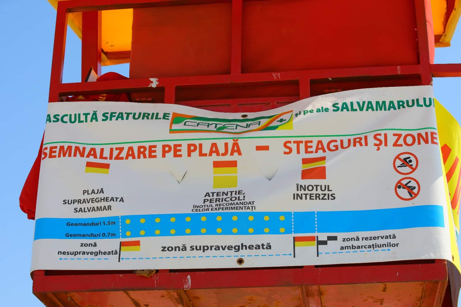 Zeci de salvamari patrulează litoralul: Ce semnifică steagurile arborate pe plajă