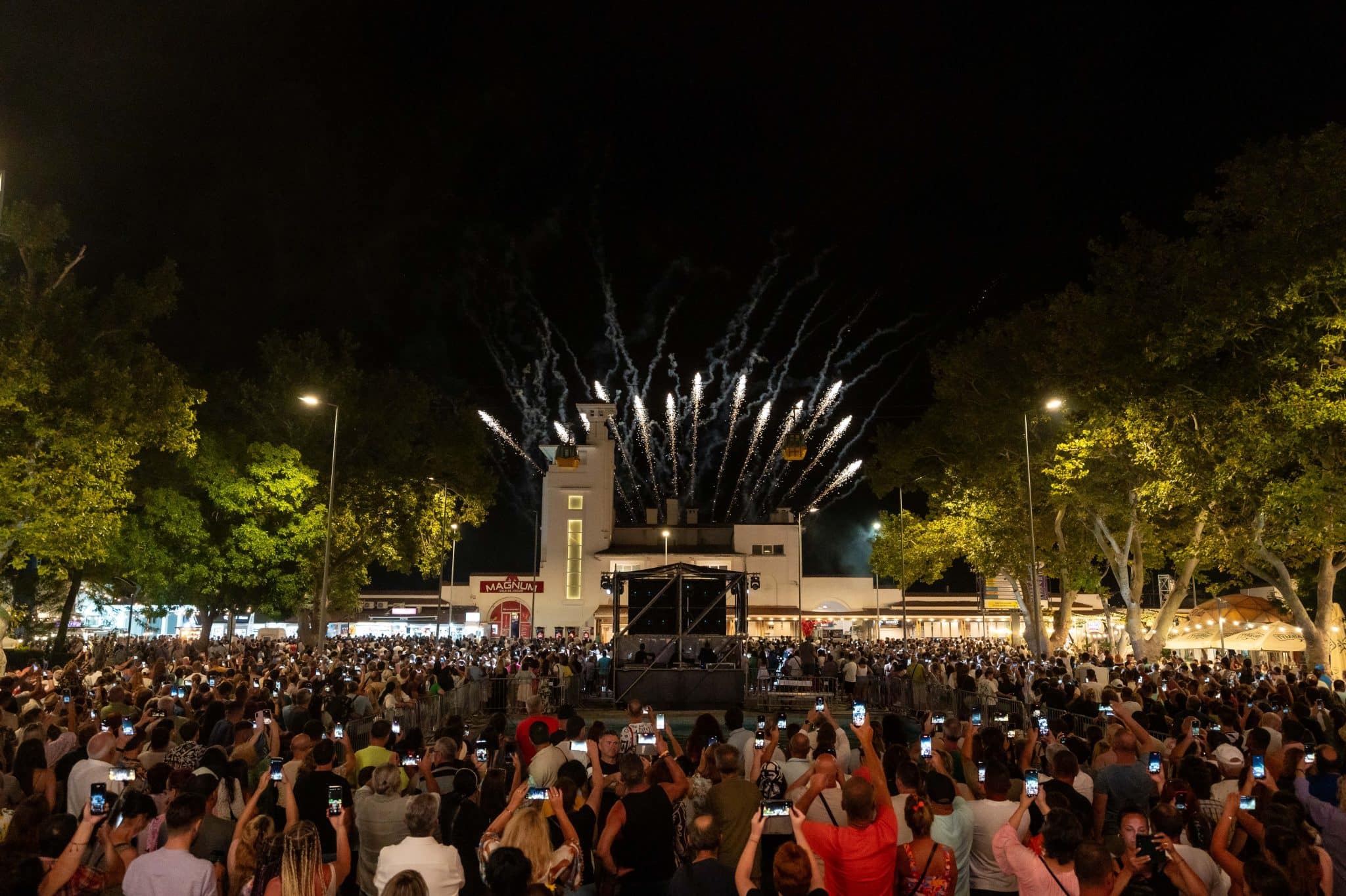 Mamaia, destinația vedetă în minivacanța de Sfânta Maria. Distracția continuă și weekendul următor