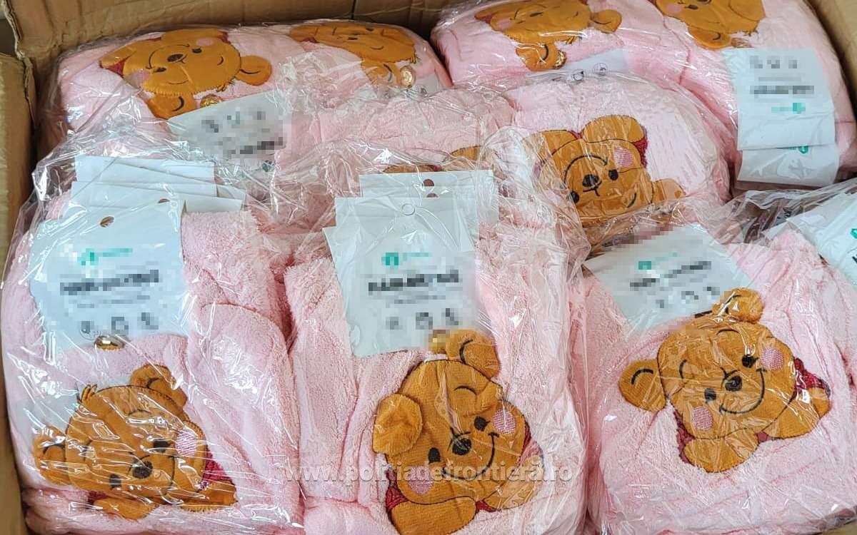 FOTO: Peste 2.600 de produse contrafăcute, în valoare de 130.000 lei, descoperite de polițiștii de frontieră în Portul Constanța