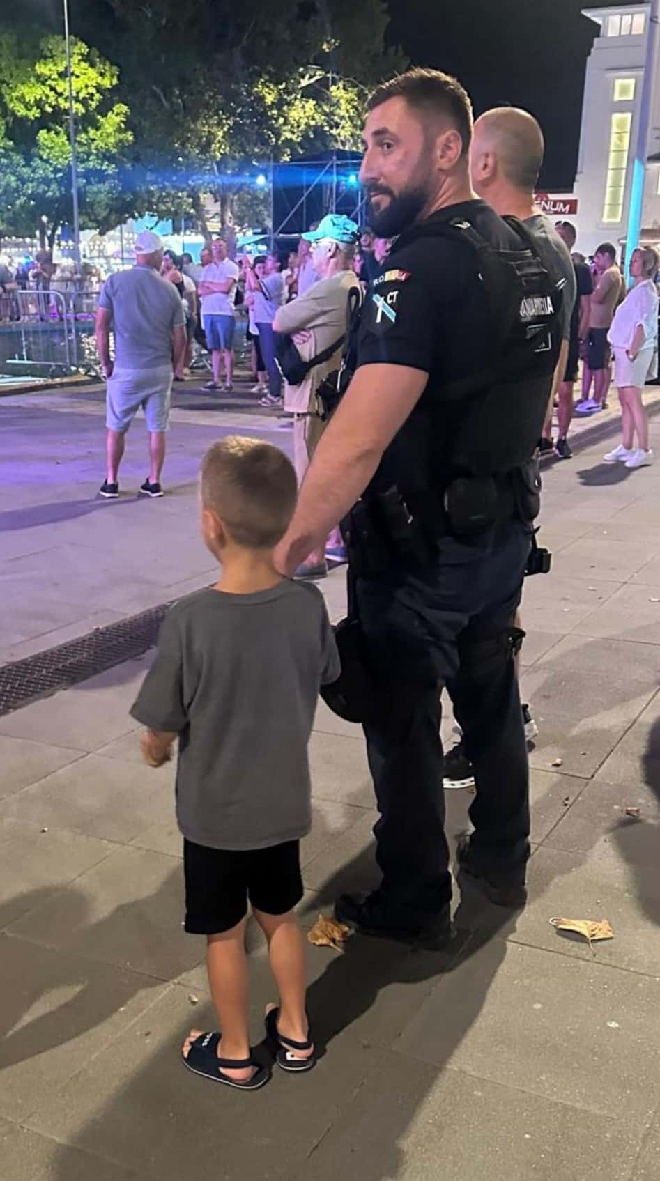 Copil rătăcit, găsit de jandarmii constănțeni la un concert din Mamaia și predat în siguranță părinților