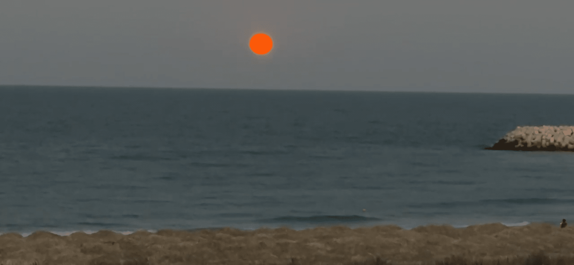 Spectacol nocturn la Constanța: „Luna Sturionului” a răsărit din Marea Neagră, două nopți la rând