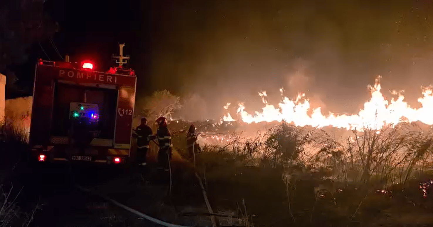 Panică la Lipnița: două hectare de vegetație și deșeuri mistuite de un incendiu uriaș