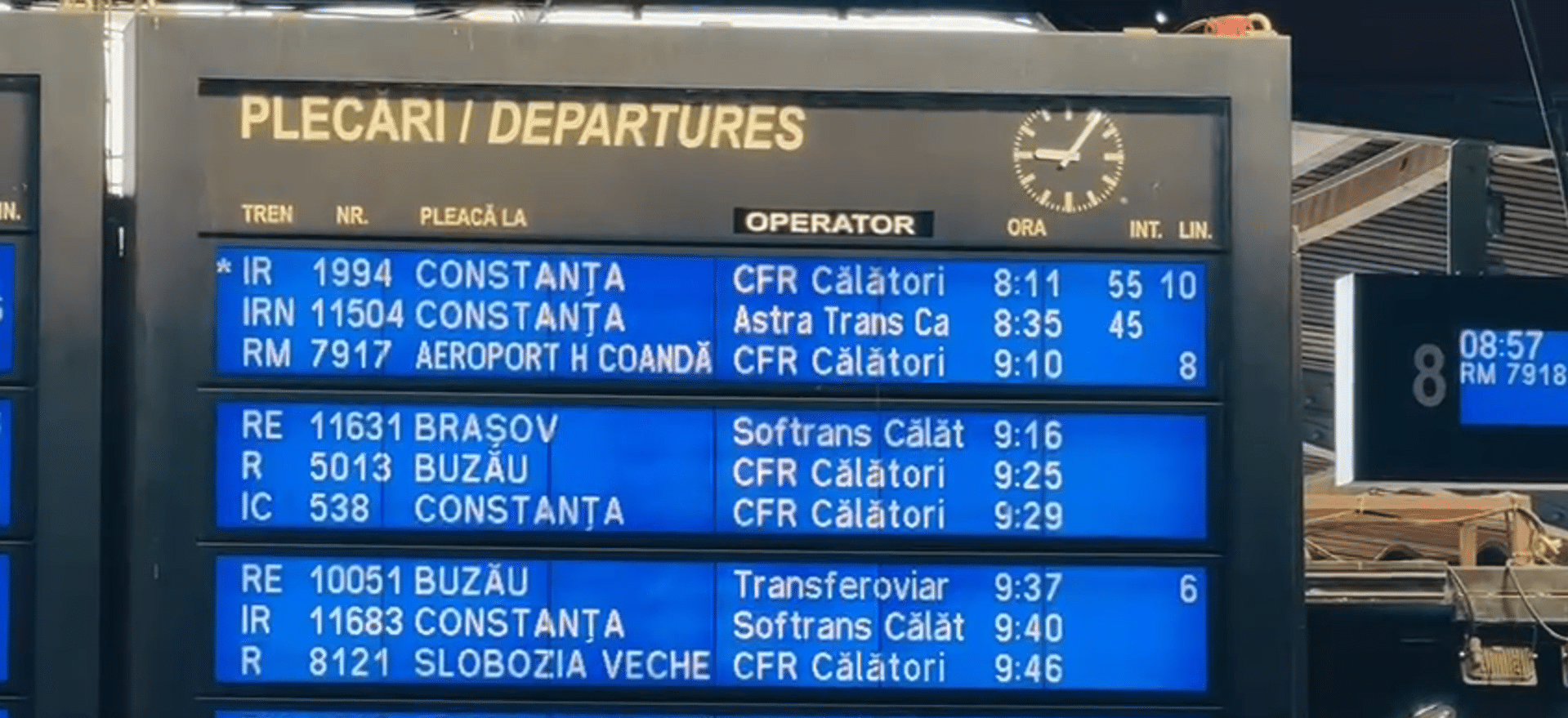 Zeci de minute pe peron: turiștii spre litoral, blocați în gară din cauza trenurilor întârziate