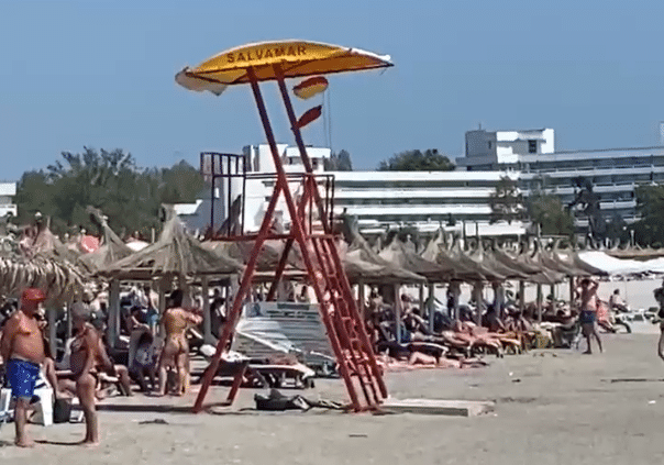 Marea agitată pe litoral: steag roșu arborat pe plajele de la Costinești până la Mangalia