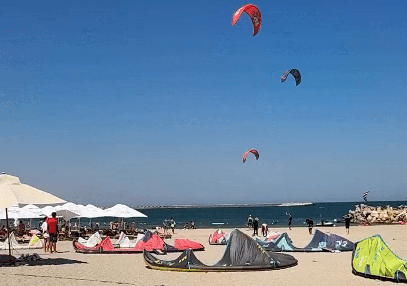 Rafale puternice și spectacol pe mare: kite surferii testează limitele deasupra apei