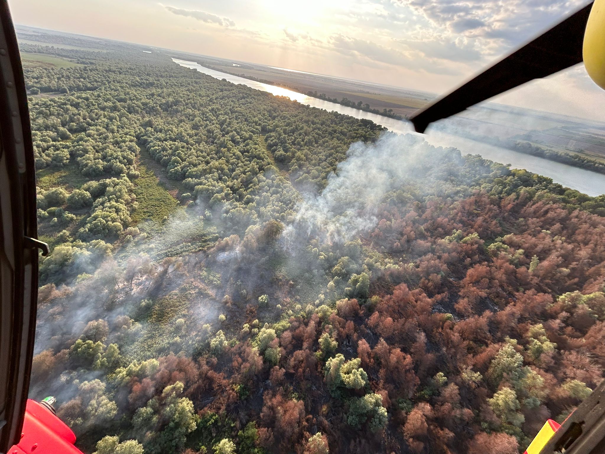 UPDATE. FOTO/VIDEO: Alertă la Chilia Veche. Ard mai multe hectare de vegetație, stuf și fond forestier. A fost chemat și un elicopter Black Hawk