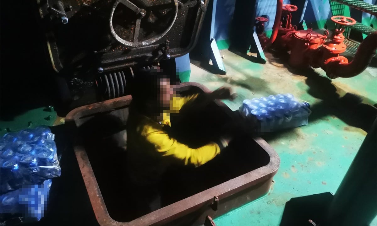 FOTO: Țigarete și alcool ascunse într-un buncăr de navă, descoperite de polițiștii de frontieră la Tulcea