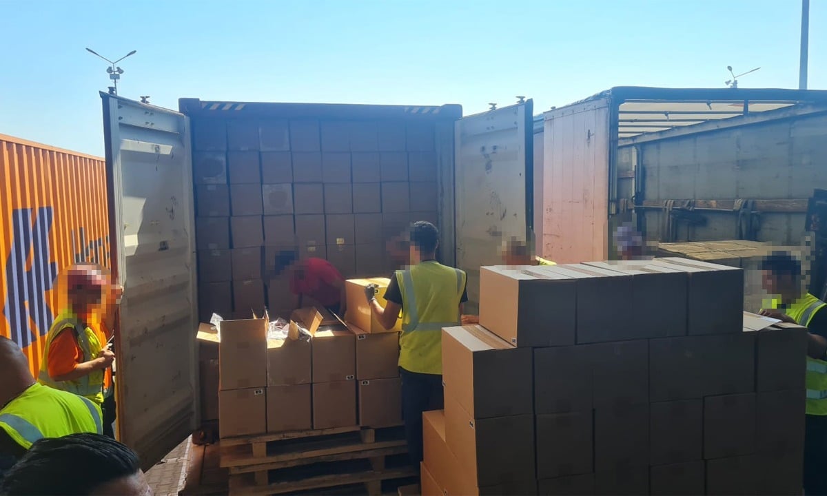 FOTO/VIDEO: Peste 15 milioane de țigarete ascunse în role de hârtie, descoperite într-un container sosit în Portul Constanța