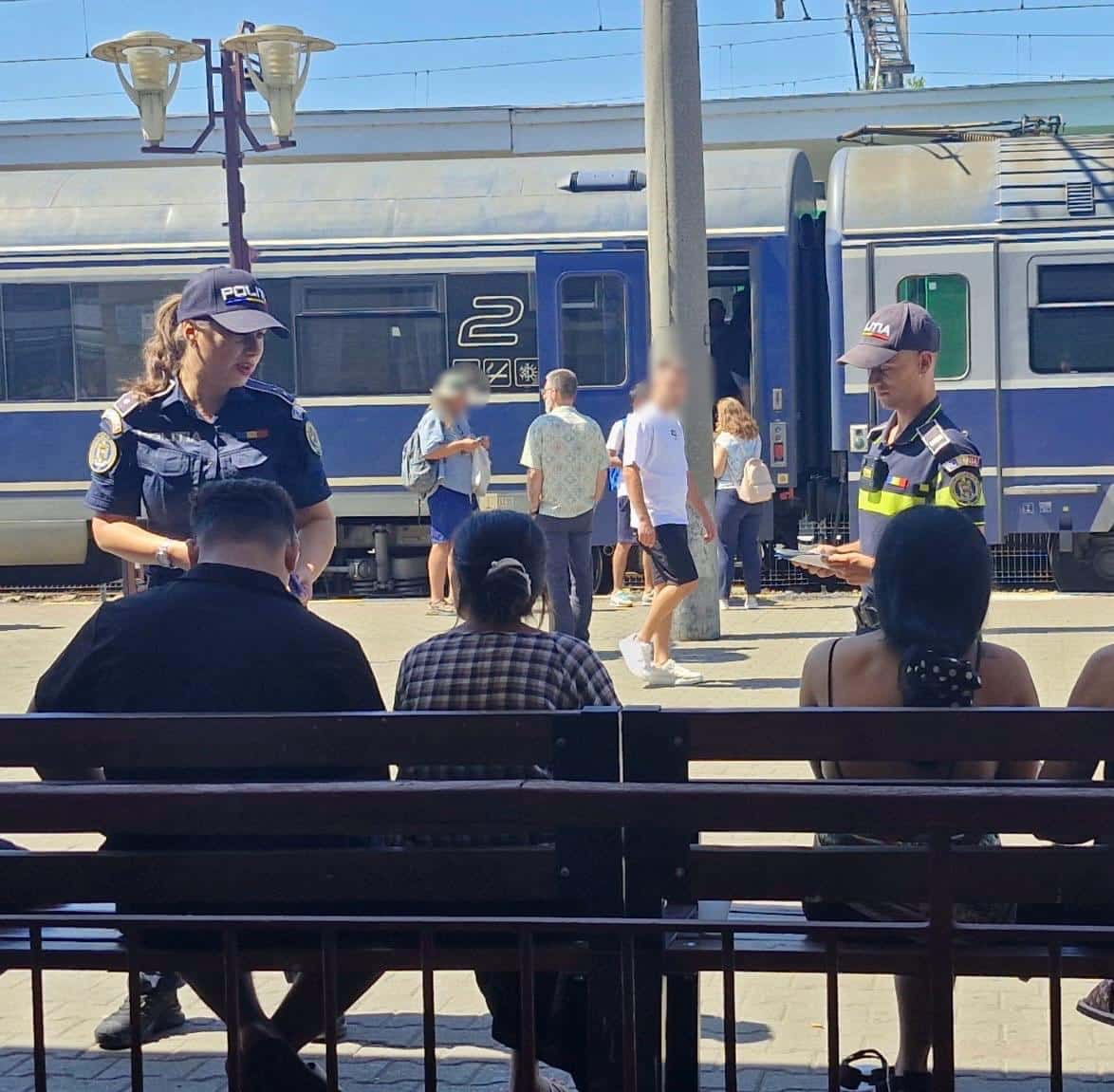 FOTO: Polițiștii constănțeni i-au întâmpinat pe turiștii veniți cu trenul, oferindu-le sfaturi pentru o vacanță în siguranță