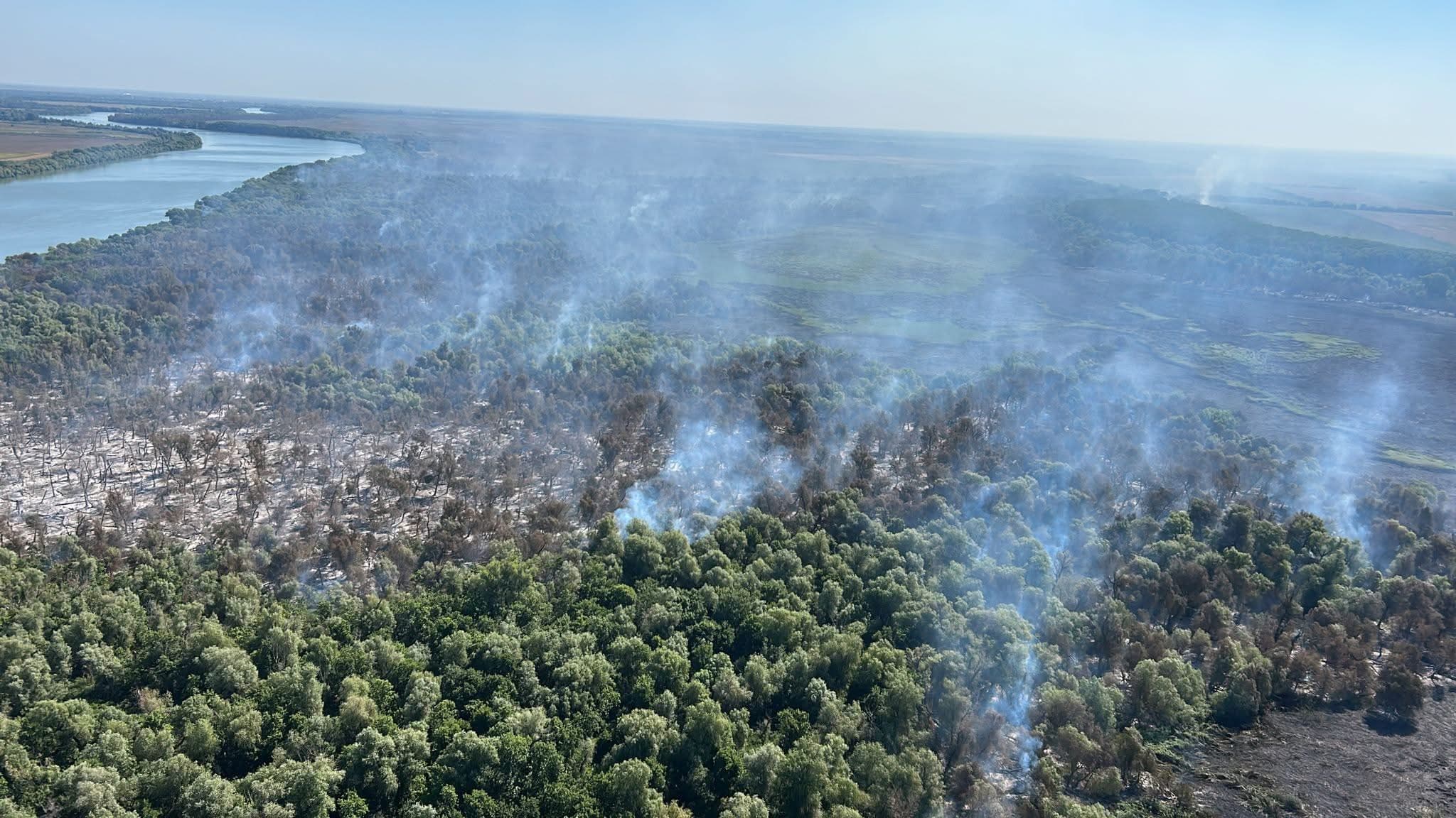 FOTO. Misiune de stingere reluată la Chilia Veche: Trei elicoptere Black Hawk și peste 30 de pompieri acționează pentru stingerea focarelor