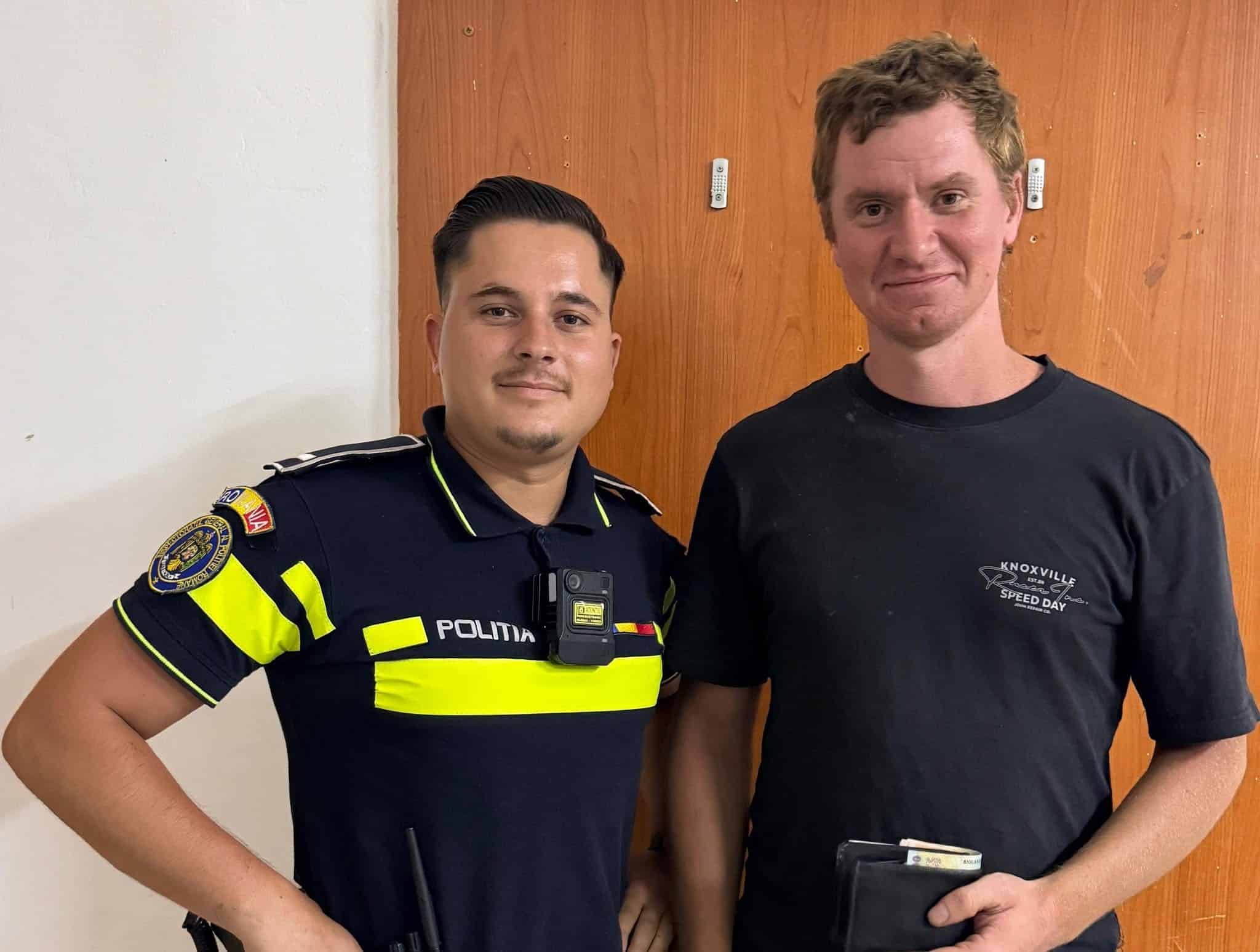 Bucurie mare pentru un constănțean, după ce polițiștii Secției 2 i-au returnat portofelul pierdut