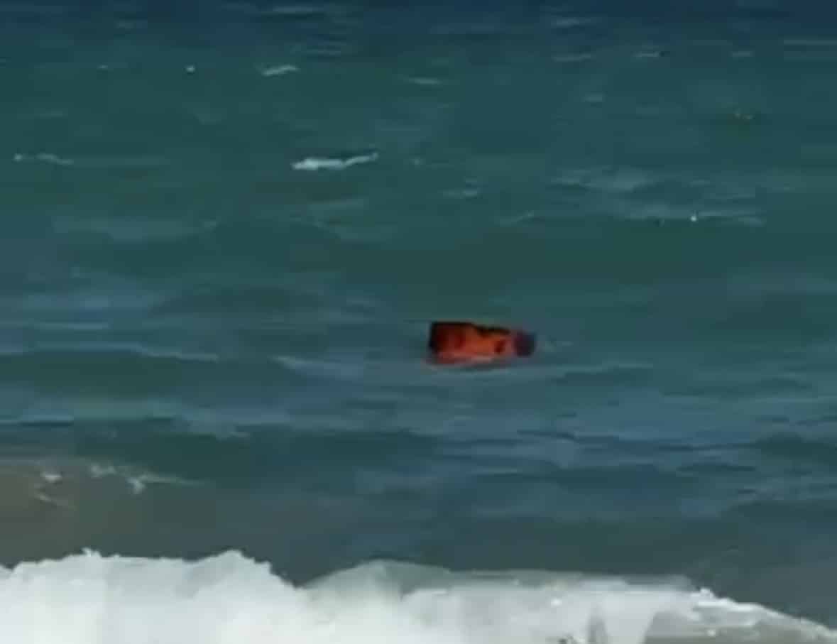 VIDEO: Anchetă pe Plaja Gloria. Butoaie suspecte, posibil cu uleiuri industriale, aduse de valuri la Eforie Sud