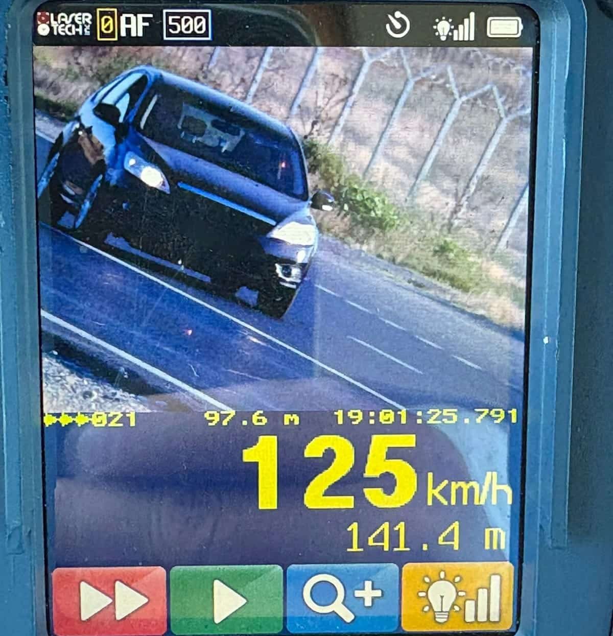 Șofer prins cu 125 km/h pe DN 22, în zona Sibioara, amendat și cu permisul suspendat. Iată ce amendă a primit