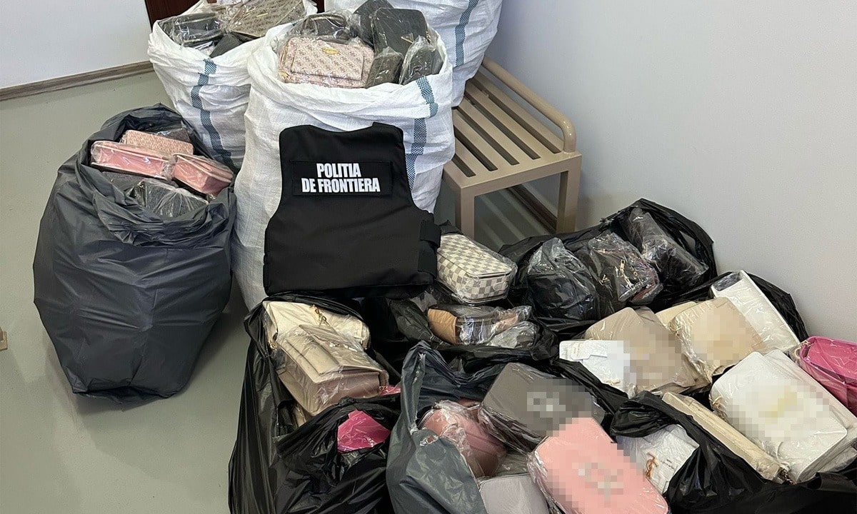 VIDEO: Sute de genți contrafăcute, în valoare de aproximativ 170.000 de lei, confiscate de polițiștii de frontieră la Mangalia