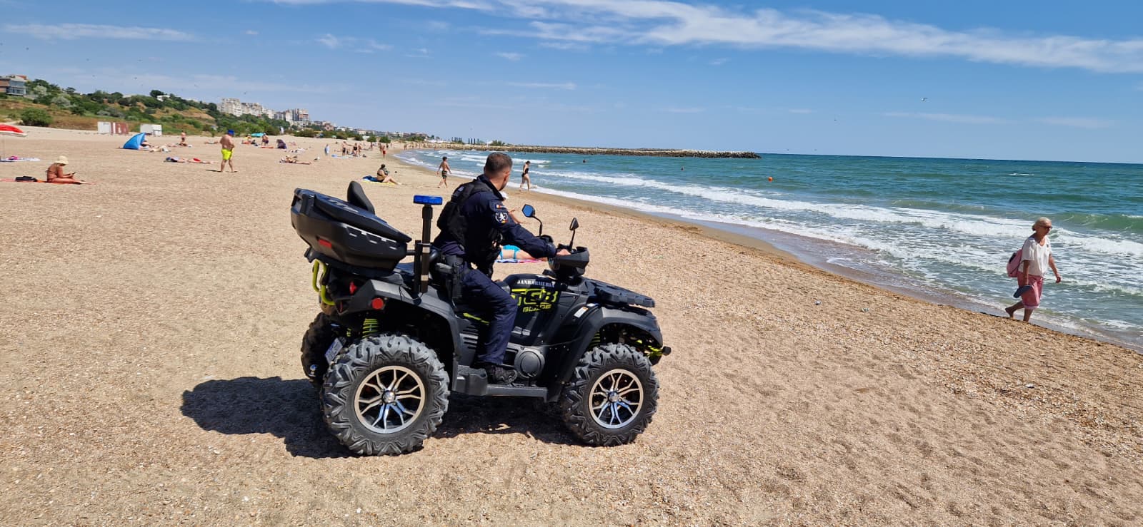 VIDEO. Jandarmii constănțeni, la datorie pe plaja din Olimp: Recomandări pentru siguranța turiștilor