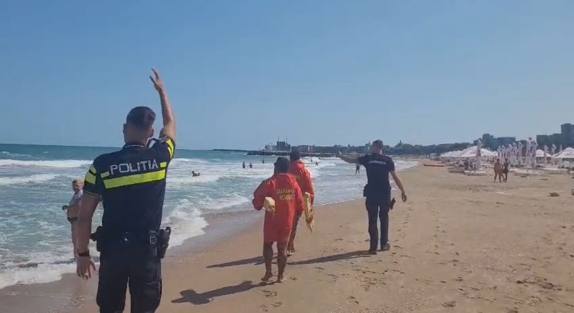 Salvamarii pe litoral luptă cu marea și comportamentul periculos al turiștilor