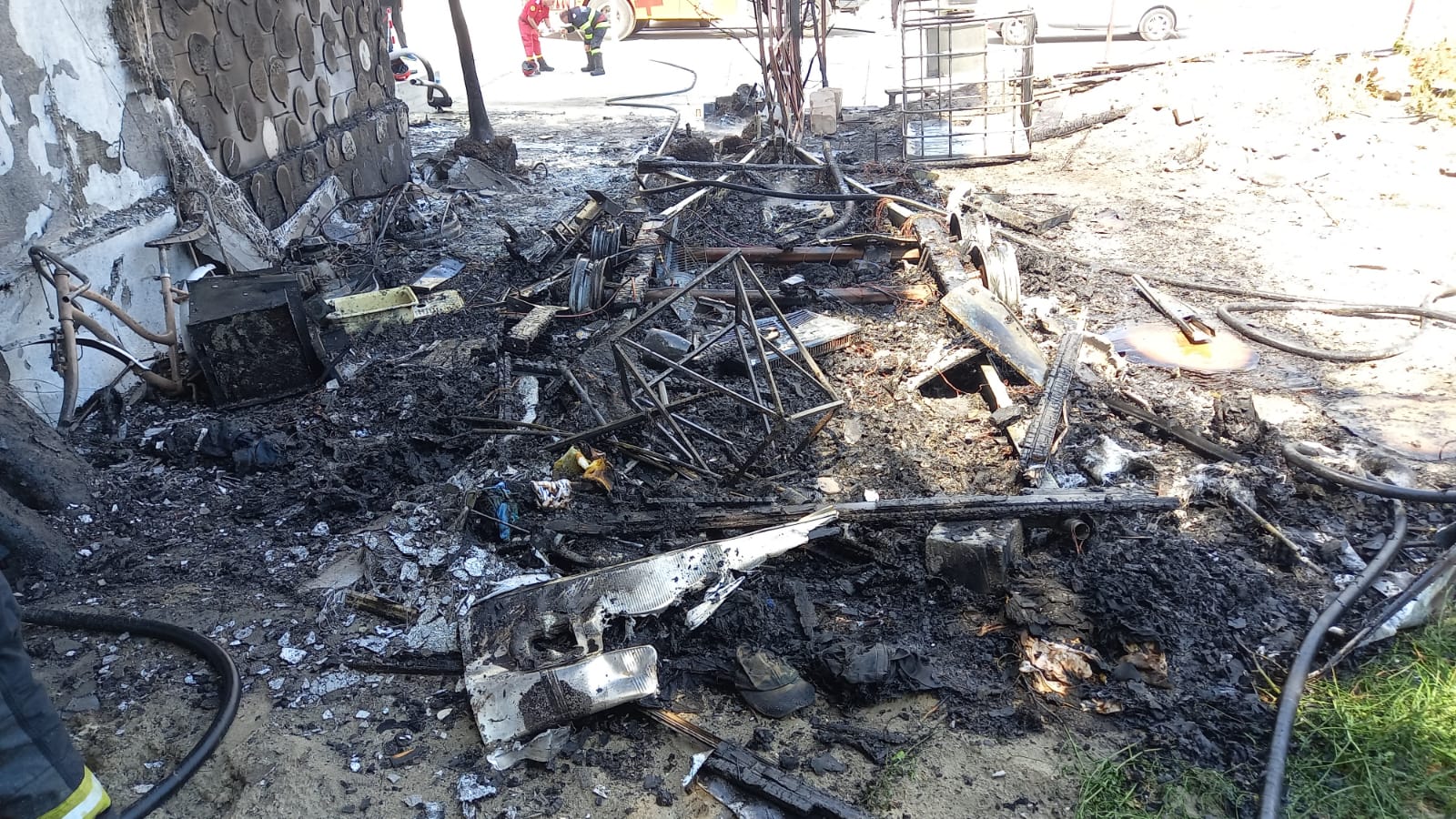 Incendiu în Mamaia Nord: o rulotă distrusă complet, fațada unui bloc afectată