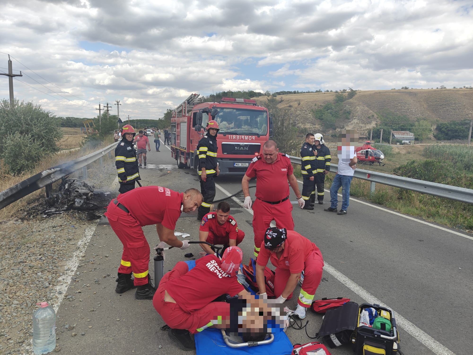 VIDEO: Accident rutier urmat de incendiu la Rasova. Două motociclete și un autoturism implicate. A intervenit și elicopterul Smurd