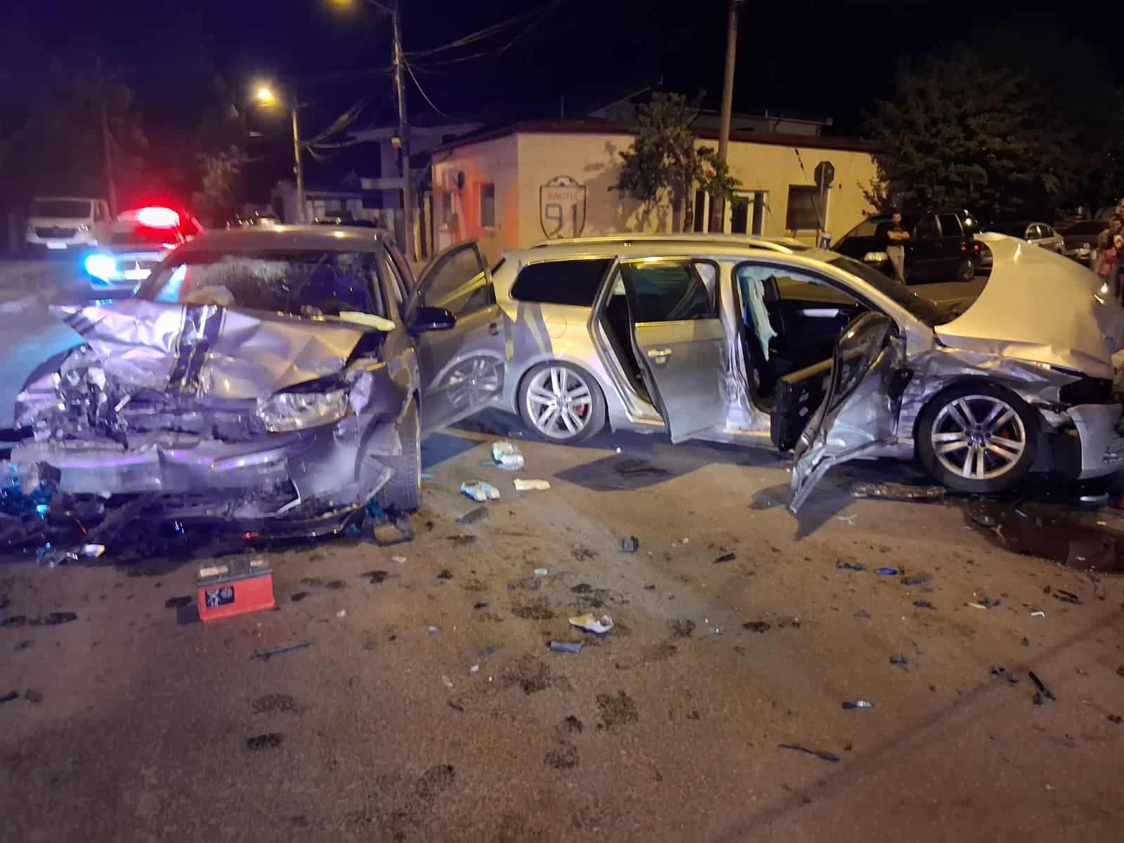 Accident rutier în Constanța, pe strada Meșterul Manole: două autoturisme s-au ciocnit, trei persoane rănite