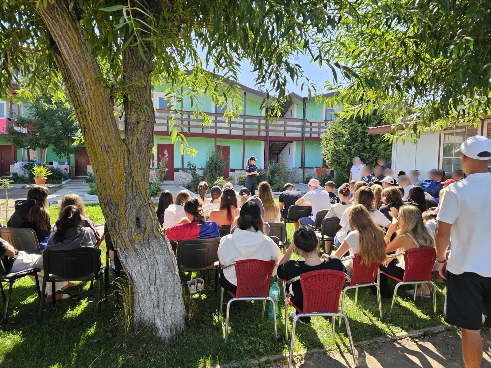 FOTO. Siguranță în tabăra de la Costinești: polițiștii le dau sfaturi adolescenților despre viața reală și online