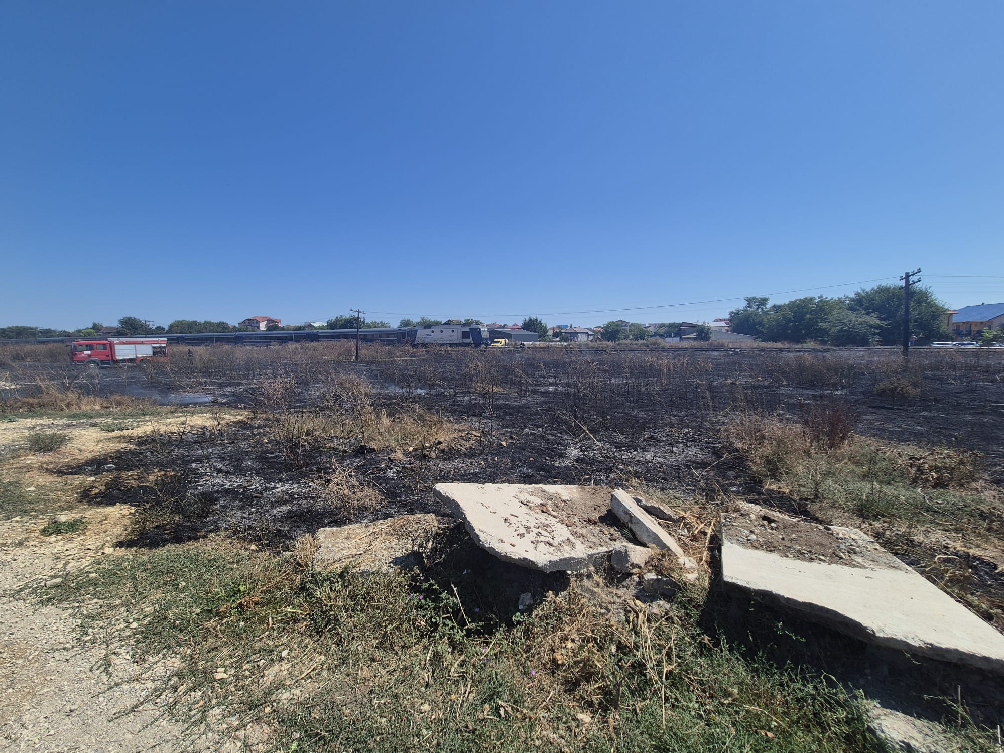 FOTO/VIDEO: Jandarmii și polițiștii au sprijinit stingerea unui incendiu în Costinești