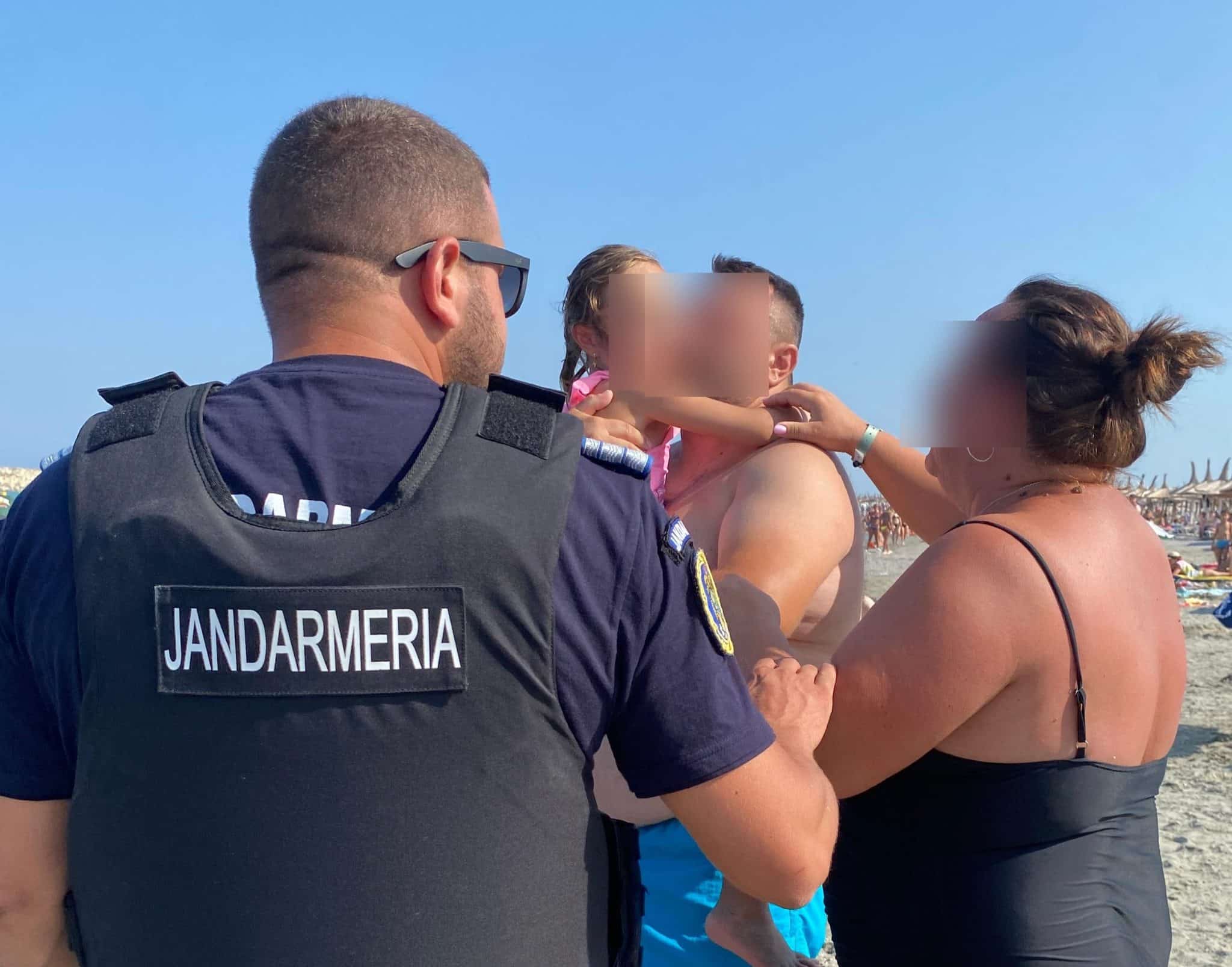 Fetiță de 5 ani, pierdută pe plaja din Saturn, găsită de jandarmi și readusă în siguranță la părinți 