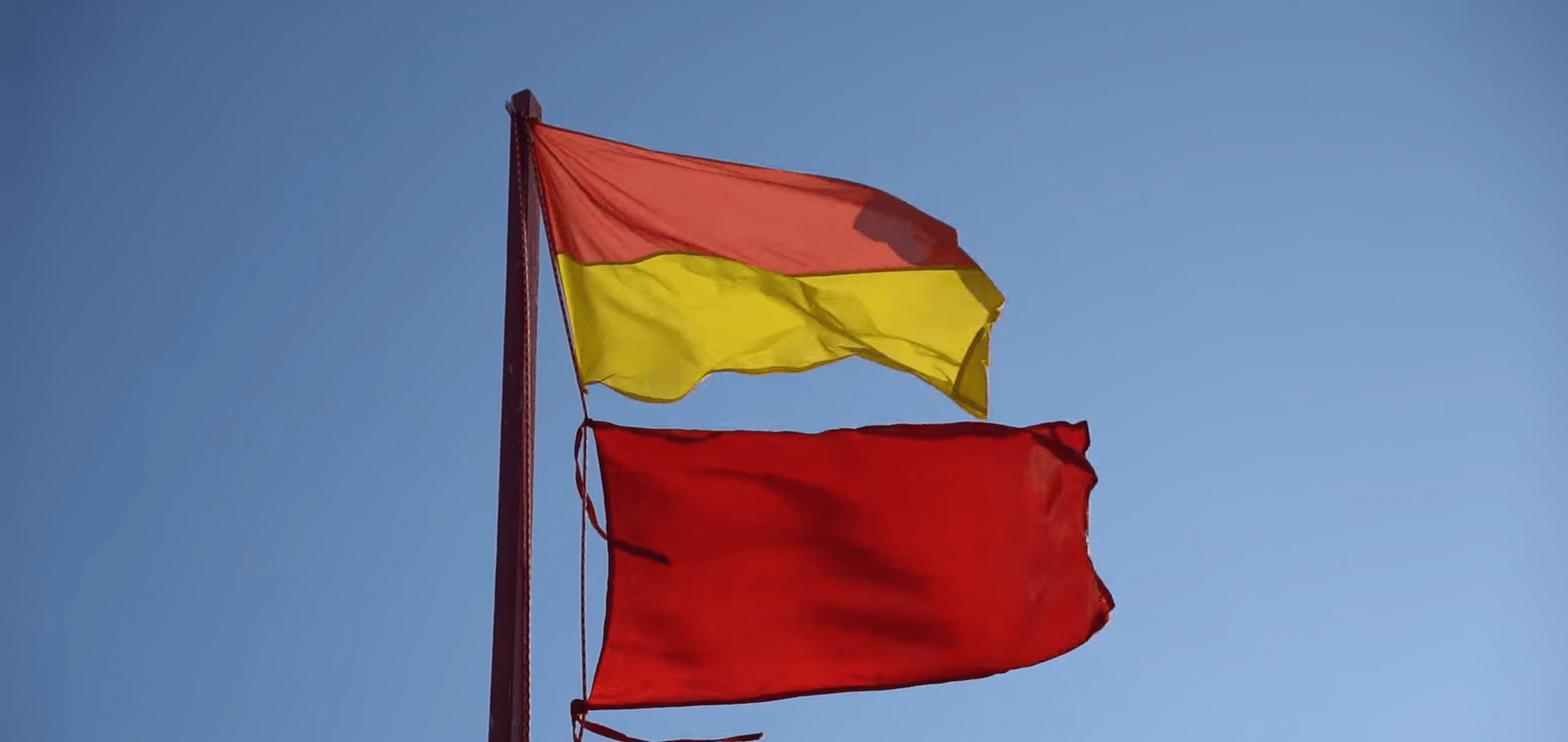 Steagul roșu flutură pe plajă, dar turiții refuză să asculte avertismentele