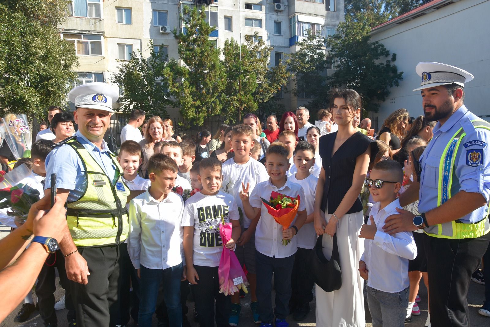 FOTO. Noul an școlar a început în siguranță: polițiștii locali au acționat pentru ordine și trafic fluent