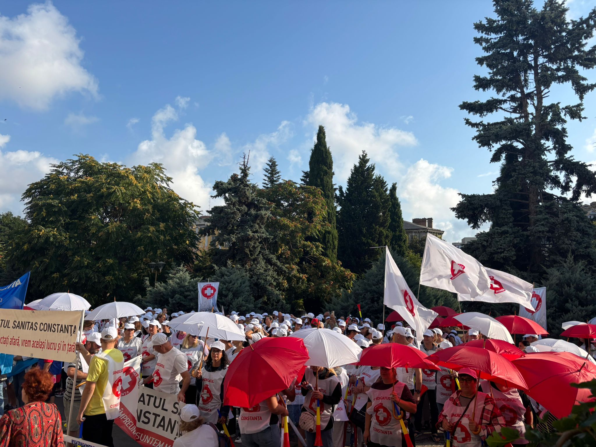 VIDEO: Protest sindical în fața Prefecturii. Sindicatele au revenit în stradă