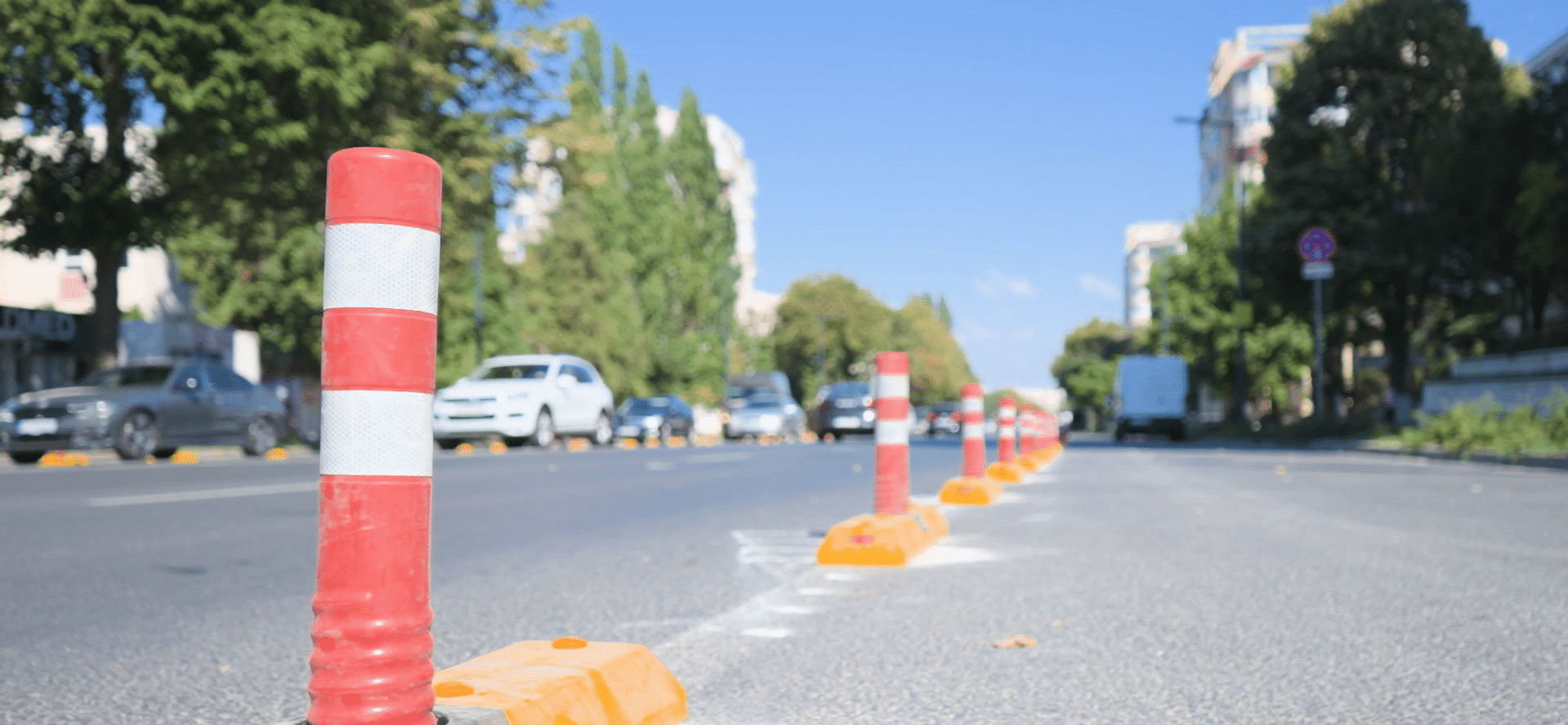 Bulevardul Alexandru Lăpușneanu, fără locuri de parcare. A început montarea stâlpișorilor