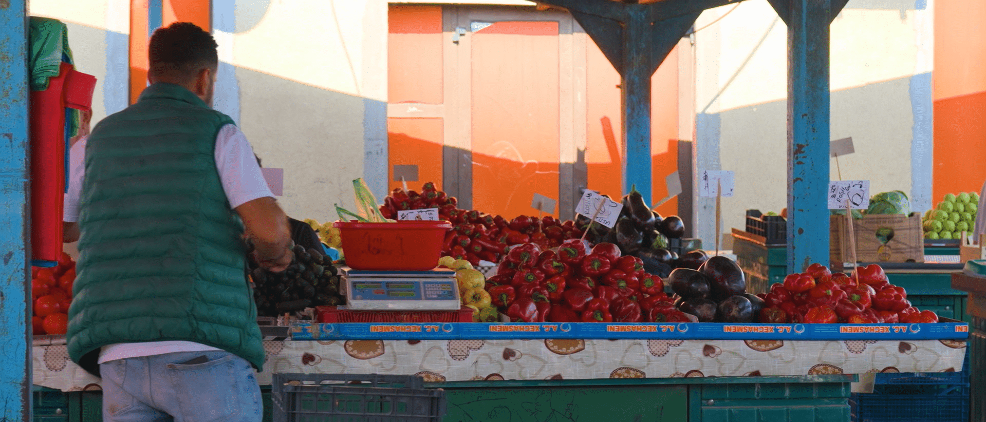 Sezonul conservelor a început: constănțenii cumpără mai atent legumele și fructele