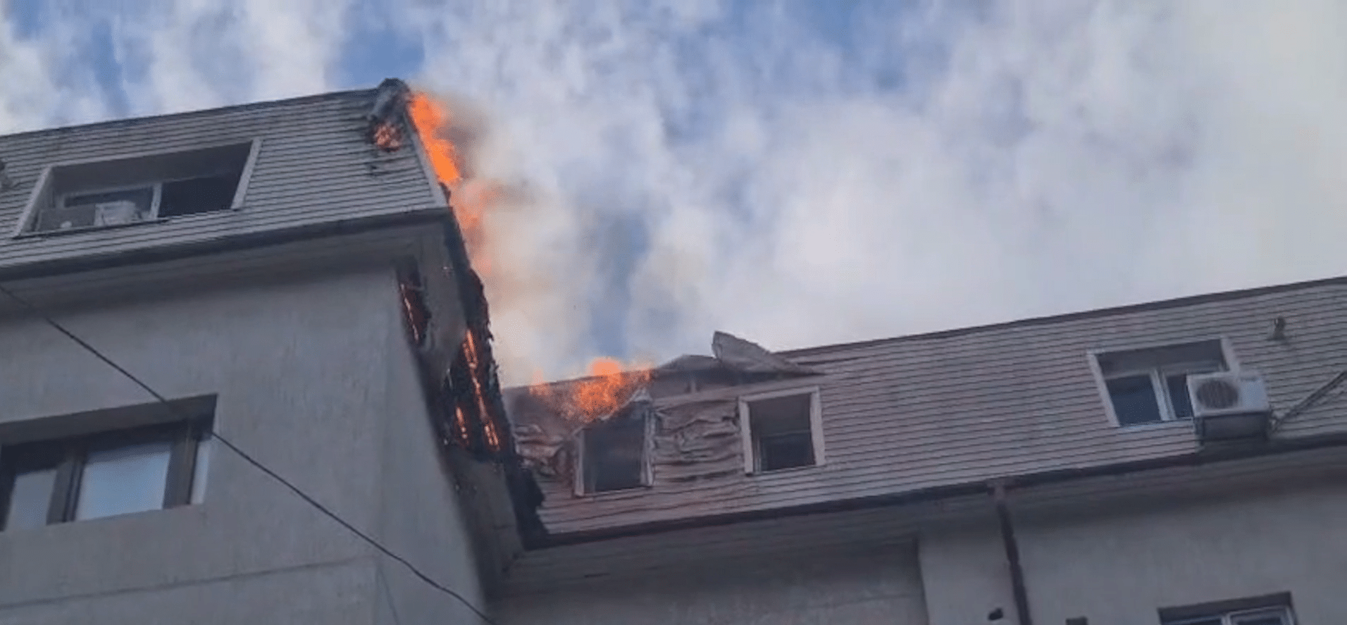 Incendiu la mansarda unui bloc din Constanța: un bărbat la spital, zeci de locatari evacuați