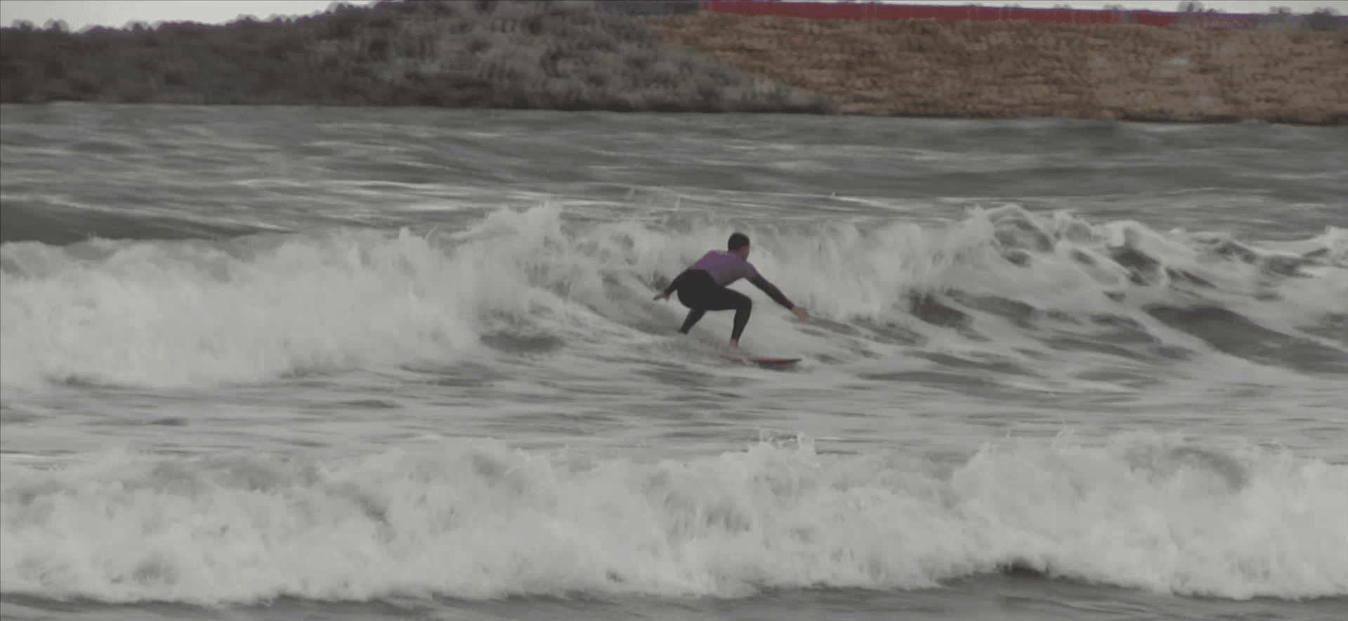 Spectacol pe valuri: surferii și-au testat limitele pe litoral