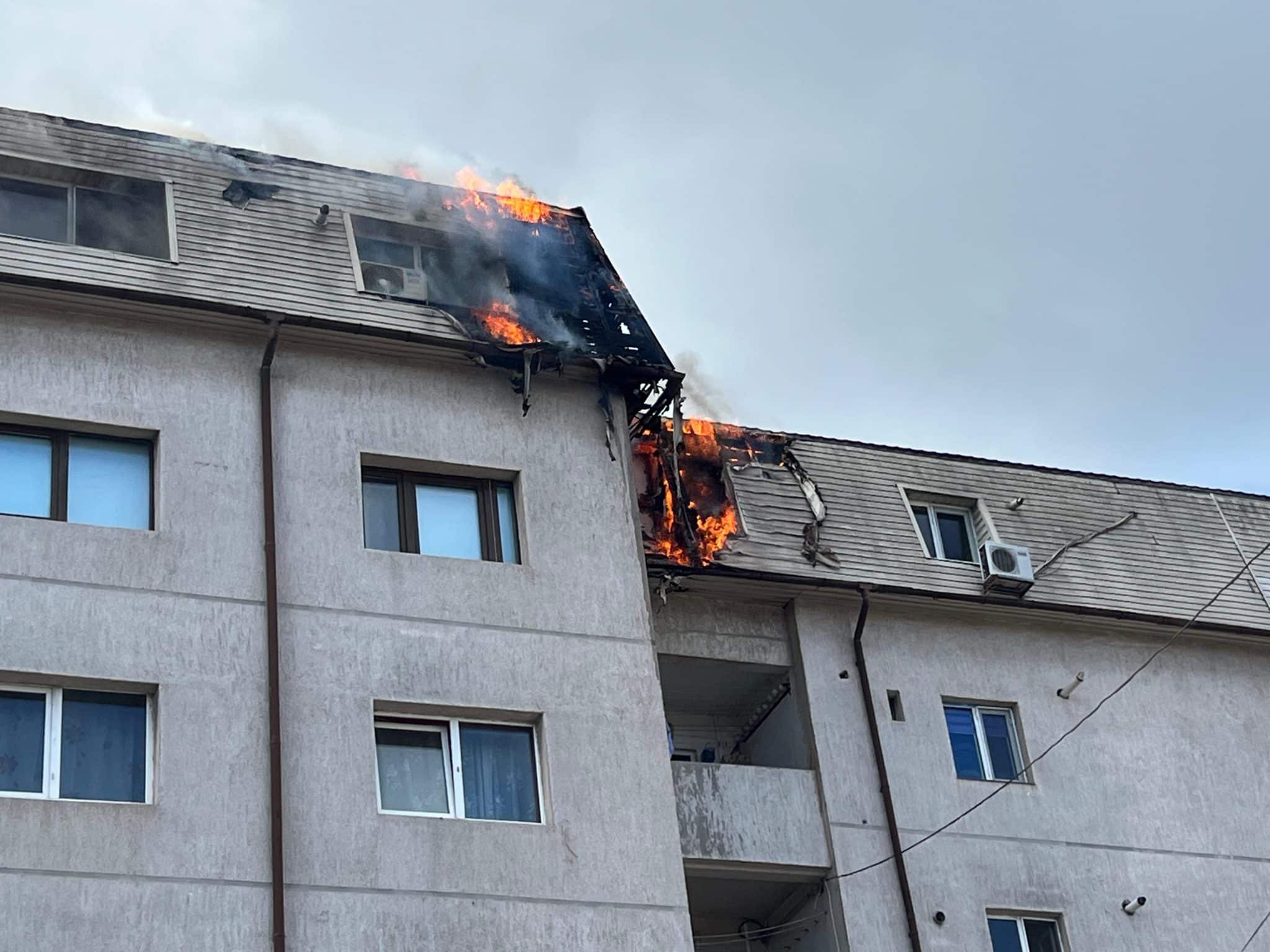 Incendiu uriaș. Un bărbat intoxicat cu fum