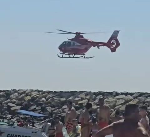 VIDEO. UPDATE: Bărbat scos inconștient din apă la Costinești. Intervine elicopterul SMURD