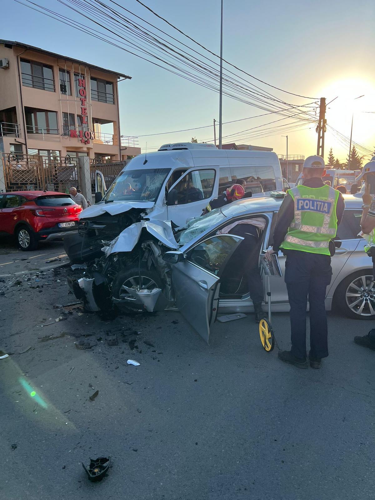 FOTO. Plan Roșu activat după un accident rutier între un microbuz și un autoturism, la ieșirea din Mangalia