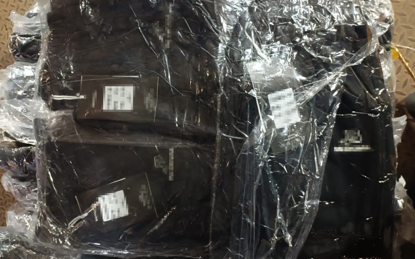 FOTO. Pantaloni contrafăcuți în valoare de aproape 1 milion de lei, confiscați de polițiștii de frontieră