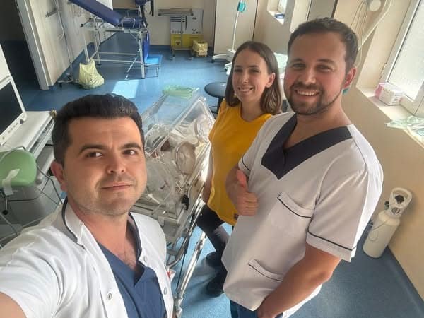 Doi prematuri de un kilogram, salvați printr-o mobilizare exemplară la Spitalul Municipal Fetești