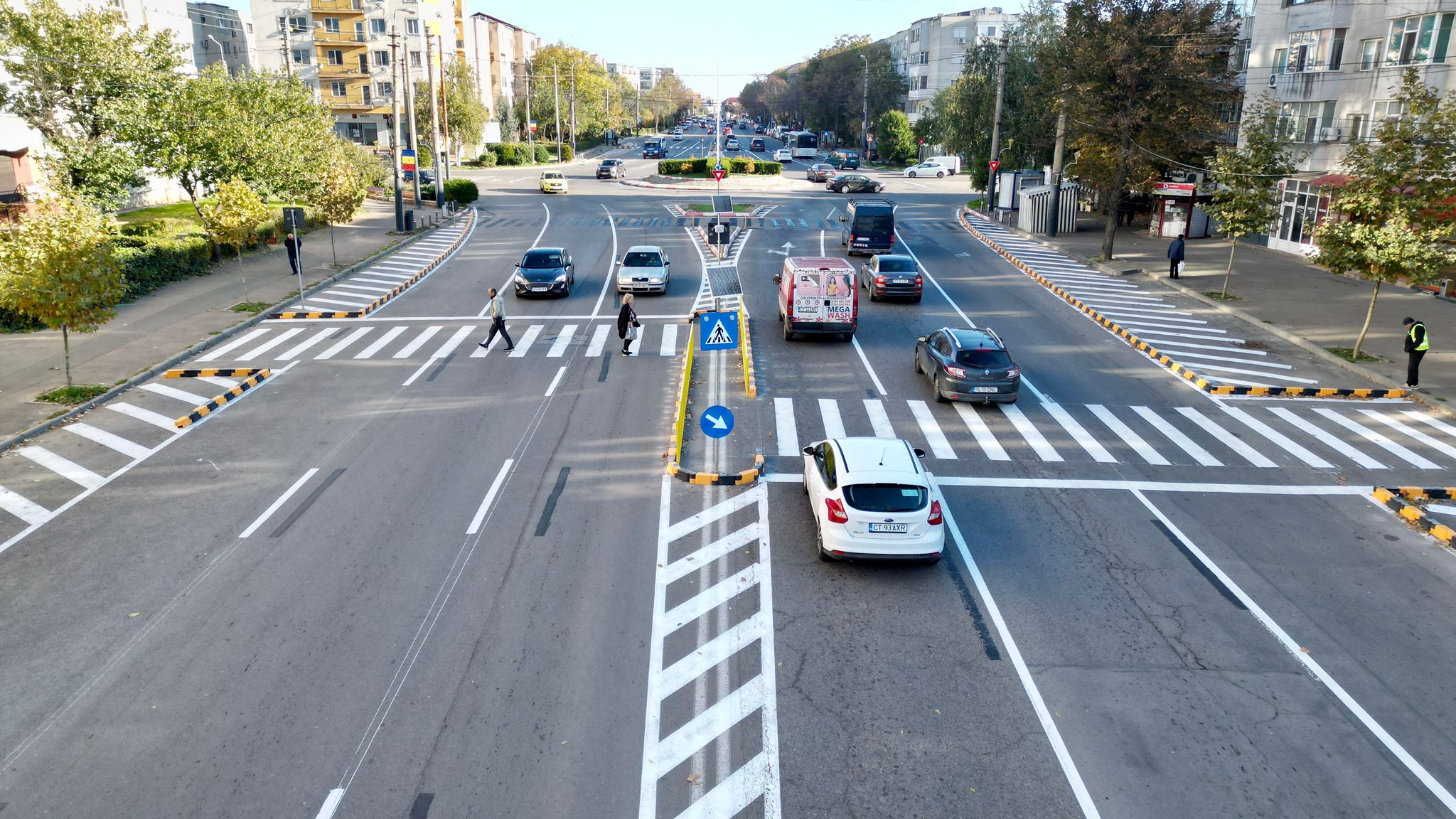 Măsuri suplimentare pentru creșterea siguranței participanților la trafic. Confort Urban amenajează două noi scuaruri la trecerile de pietoni pe strada Dezrobirii