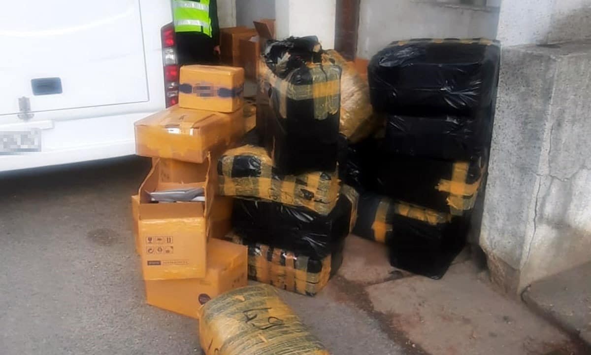 Bunuri contrafăcute, în valoare de peste 450.000 lei, descoperite de poliţişti